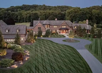 Taylor Swift and Travis Kelce look at Ohio mansion