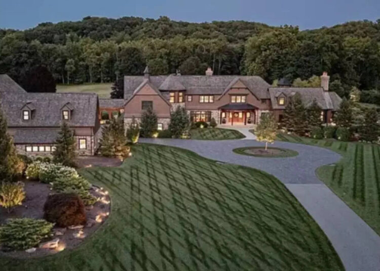 Taylor Swift and Travis Kelce look at Ohio mansion