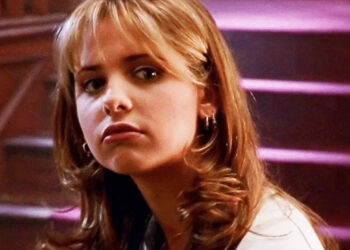 Sarah Michelle Gellar in <em><a class="link " href="https://www.giantfreakinrobot.com/topic/buffy-the-vampire-slayer" rel="nofollow noopener" target="_blank" data-ylk="slk:Buffy the Vampire Slayer;elm:context_link;itc:0;sec:content-canvas">Buffy the Vampire Slayer</a></em> season 1