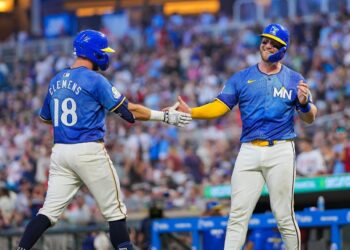 Twins' bats erupt in blowout win over Royals