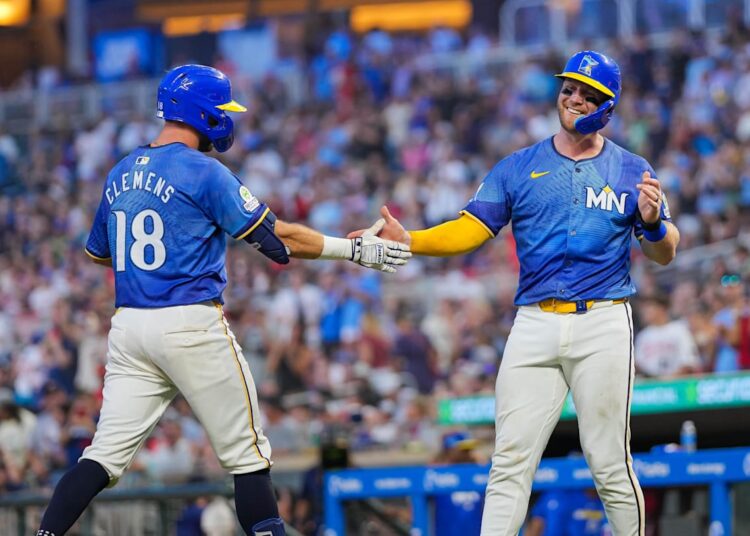 Twins' bats erupt in blowout win over Royals