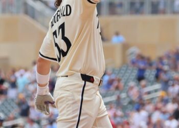 Twins walk off Royals 5-3 to take series