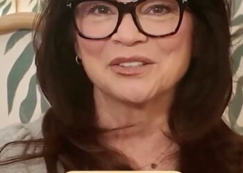 Valerie Bertinelli holding a card that says, "Best piece of advice you've received? NOT TO DO."