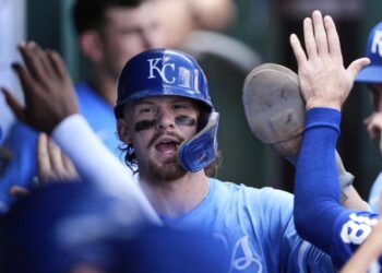 Vinnie Pasquantino's homer in 4th straight game helps lift Royals over Rangers 6-4 :: WRALSportsFan.com