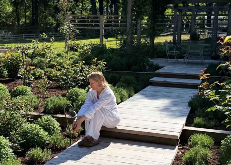 where does pamela anderson live after leaving the us