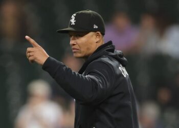 White Sox bullpen implodes in 5-4 loss to Royals
