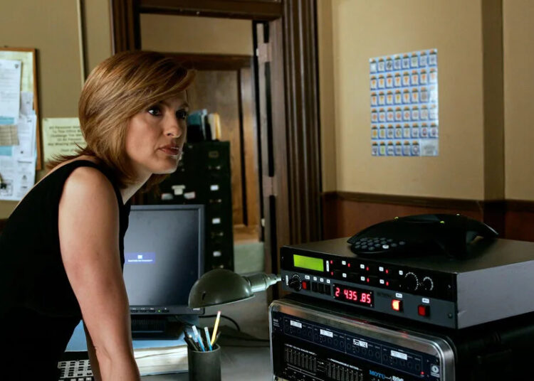 Olivia Benson in a computer room in Law and Order: Special Victims Unit Season 7, Episode 3.