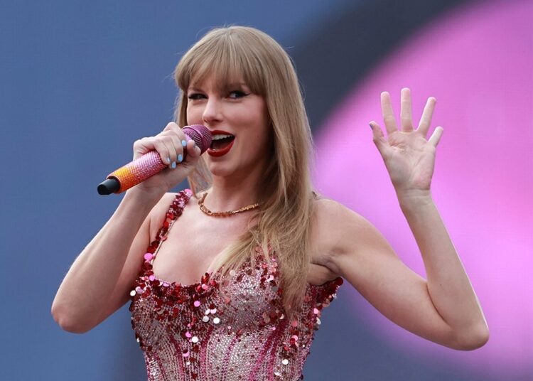 Photo of pop star Taylor Swift singing during a concert.