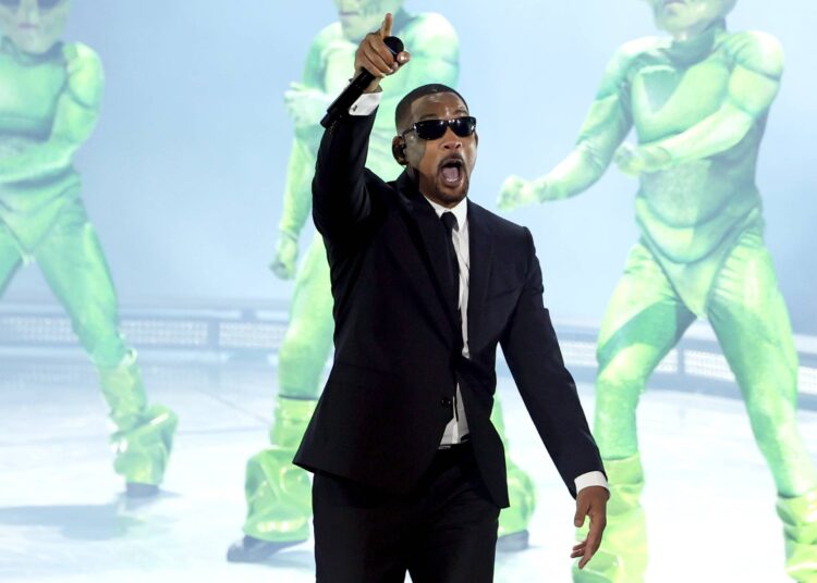 Will Smith accused of creating AI fans in new tour video