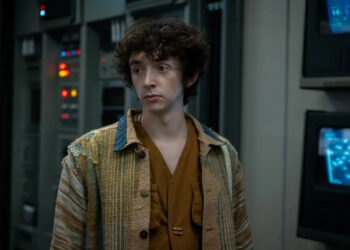 Pictured: Samuel Blenkin as Boy Kavalier in a costume designed by Suttirat “Anne” Larlarb for FX’s “Alien: Earth” — “Observation” — Season 1, Episode 4 (Airs Tues, August 26) — (Credit: Patrick Brown/FX Networks)