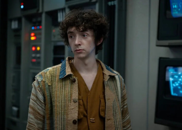 Pictured: Samuel Blenkin as Boy Kavalier in a costume designed by Suttirat “Anne” Larlarb for FX’s “Alien: Earth” — “Observation” — Season 1, Episode 4 (Airs Tues, August 26) — (Credit: Patrick Brown/FX Networks)
