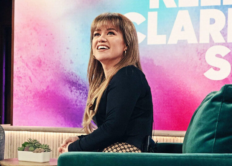Kelly Clarkson ‘Feels Confident’ About Returning to Work After Ex Brandon Blackstock’s Death – Star Magazine