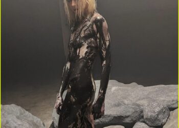 taylor momsen flaunts washboard abs in new photos from latest pretty reckless music video 025197488
