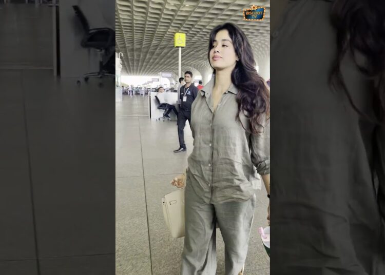 Janhvi Kapoor Airport Look 🔥 | Spotted in Mumbai | Stylish & Glamorous! #JanhviKapoor