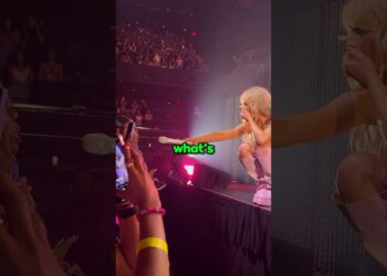 Sabrina Carpenter Started Gossiping With The Crowd at her Concert