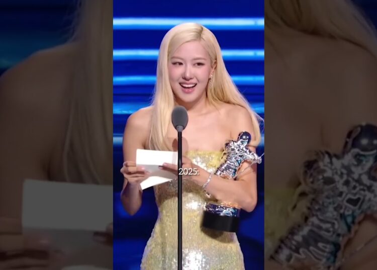 Rosè is the first asian artist to win of the year for “APT” 🤍 #blackpink #shorts #blink