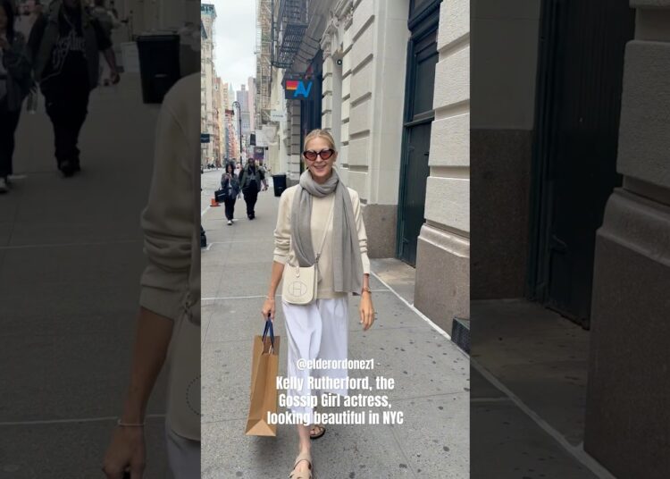 Kelly Rutherford, the Gossip Girl actress, looking beautiful in New York  today #newyork #beautiful