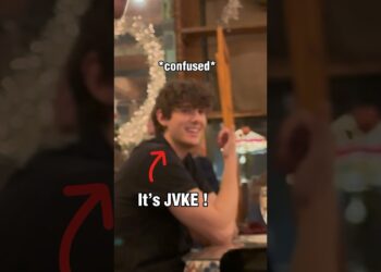 JVKE sings ‘this is what autumn feels like’ in a restaurant.. vid creds: @emiliopiano.official