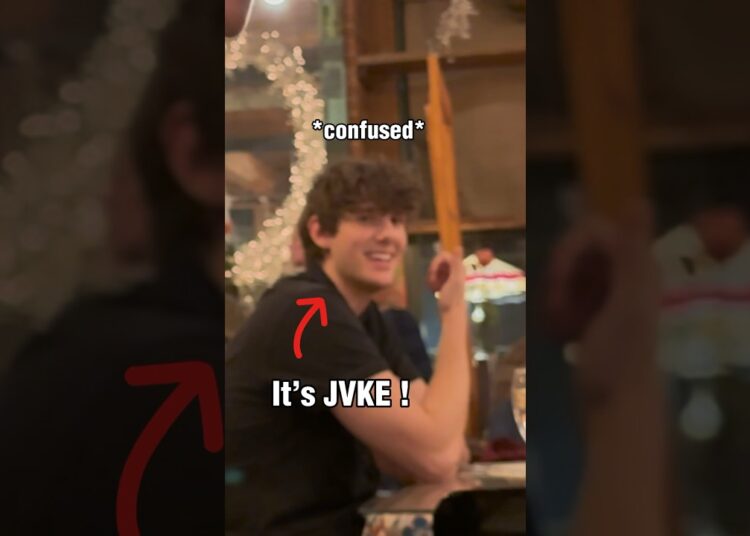JVKE sings ‘this is what autumn feels like’ in a restaurant.. vid creds: @emiliopiano.official