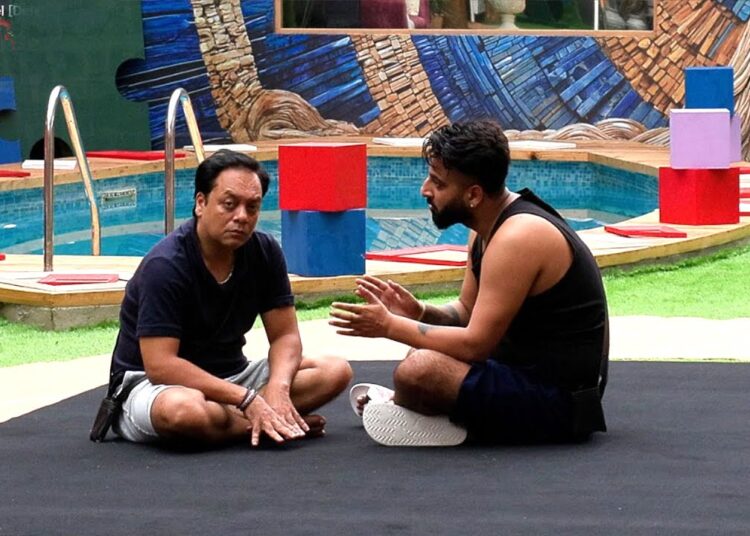 Bigg Boss 19 Live: Shehbaz, Zeishan Ne Ki Gharwalo Ki Gossips, Shehbaz Ne Kaha Ghar Me Hoga Tandav