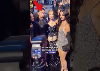 Have you noticed Ariana Grande’s “two-faced” walk?#shorts #shortvideo #celebrity #arianagrande
