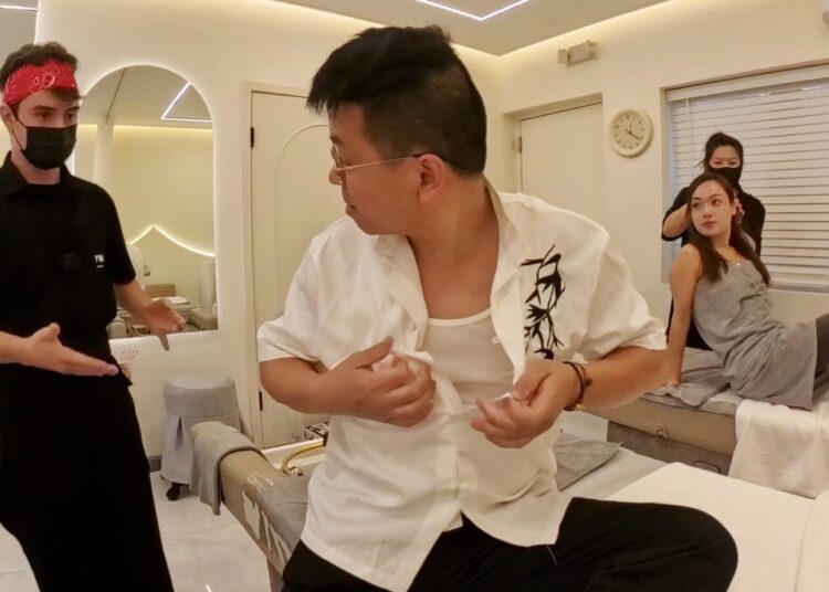 Hairdresser Shocks Gossiping Customers with Flawless Mandarin