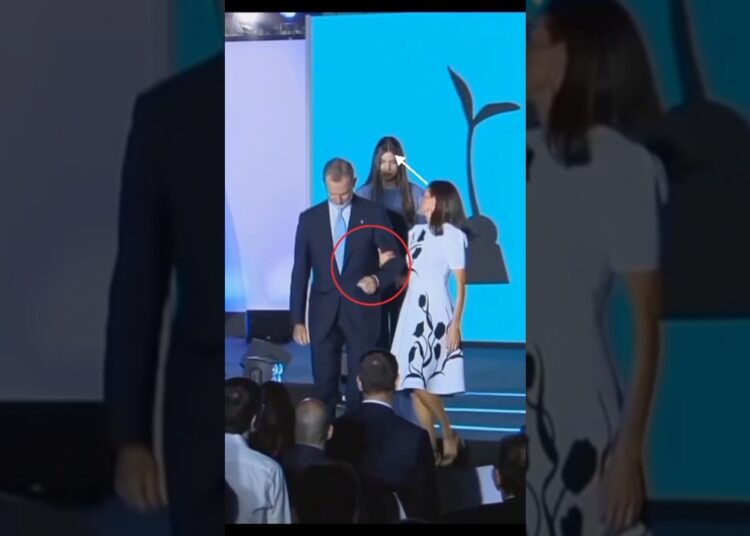 😊”Shy Princess! Sofía Turned Red Seeing This Lovely Gesture 💕”Royal family of Spain#sofia#leonor#new