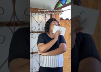 AQUELA PROFESSORA QUE FICA FOFOCANDO
