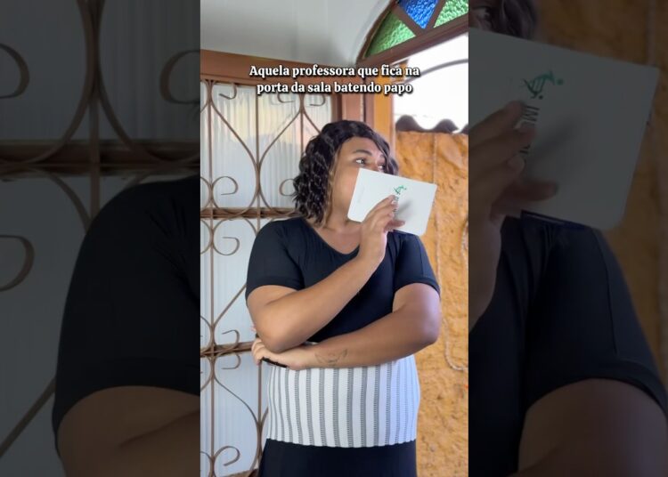 AQUELA PROFESSORA QUE FICA FOFOCANDO
