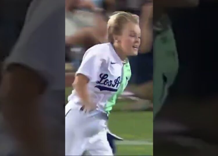 JOJO SIWA INSIDE THE PARK HOMER in Celeb Softball Game!!