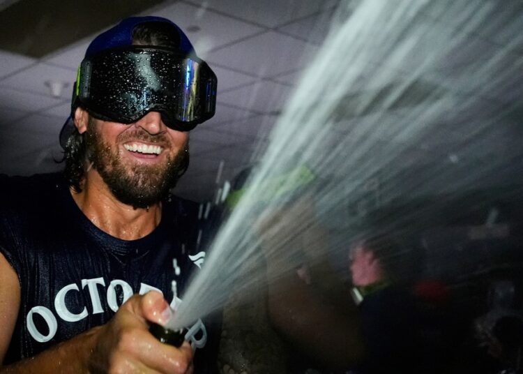 AL-best Blue Jays clinch 1st postseason berth since 2023 in 8-5 win over Royals