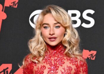 All About Sabrina Carpenter's Glowy Makeup at the MTV VMAs 2025