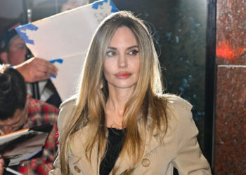 Angelina Jolie wore mom's necklace in Couture