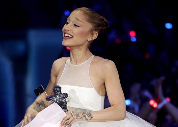 Ariana Grande Can Barely Reach Too-Tall Mic When Accepting Major VMAs Honor