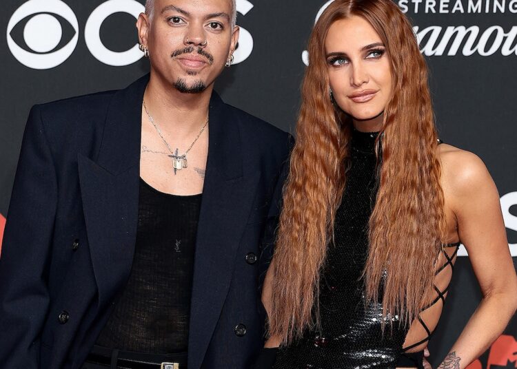 Ashlee Simpson Red Carpet Interview on Evan Ross