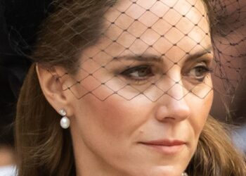 Awkward royal moment as Kate Middleton arrives at Westminster Cathedral - watch