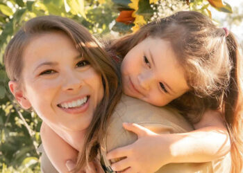 Bindi Irwin’s Mini-Me Daughter Grace Warrior, 4, Gives Her Mom the Biggest Hug in Sweet Sunflower Photo