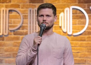 Comedian forced to stop show as man suffers heart attack - Celebrity News - Entertainment