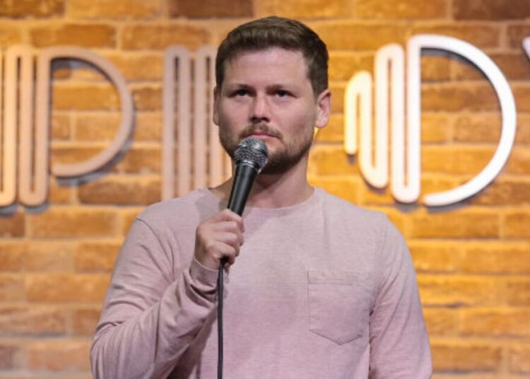 Comedian forced to stop show as man suffers heart attack - Celebrity News - Entertainment