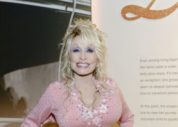 Dolly Parton misses Dollywood appearance after being hospitalized - Celebrity News - Entertainment