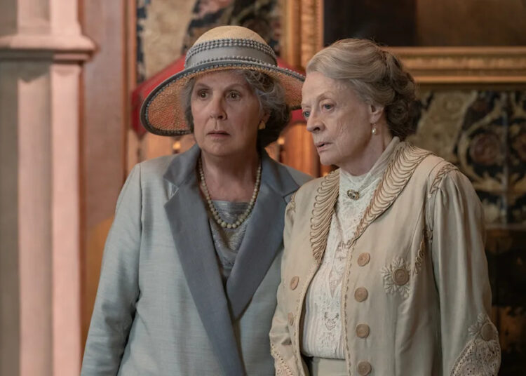 4178_D039_01282_RC2
Penelope Wilton stars as Isobel Merton and Maggie Smith as Violet Grantham in DOWNTON ABBEY: A New Era, a Focus Features release.  
Credit: Ben Blackall / Â© 2022 Focus Features, LLC

