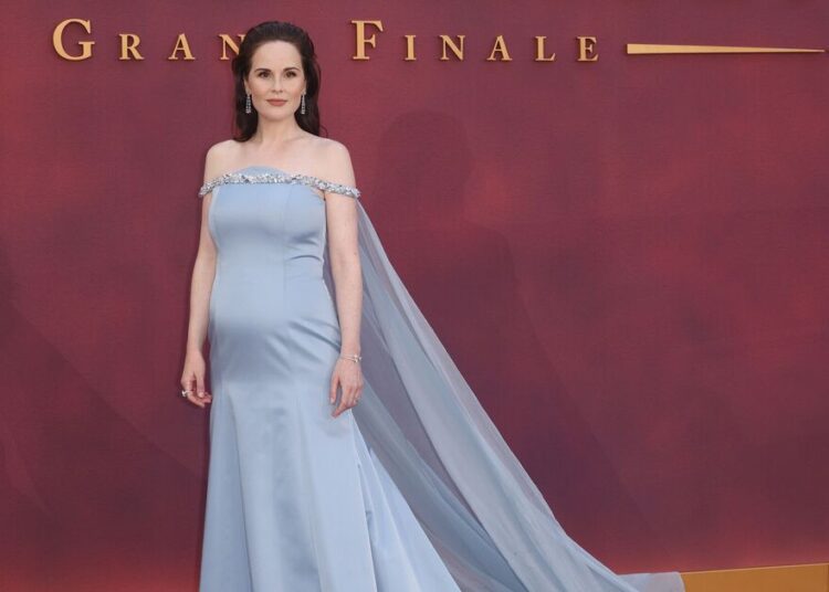 Downton Abbey star Michelle Dockery debuts pregnancy bump at premiere | Celebrity News | Showbiz & TV