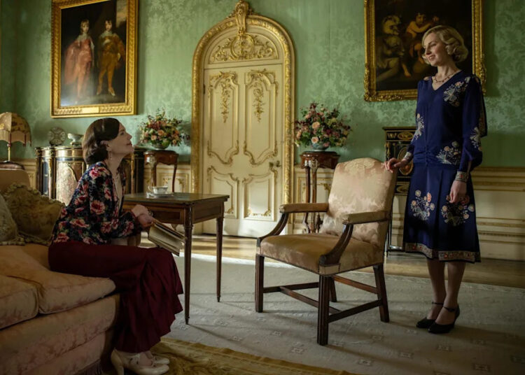 4226_d003_00087_relizabeth mcgovern stars as cora grantham and laura carmichael as lady edith in downton abbey: the grand finale, a focus features release.credit: rory mulvey / © 2025 focus features llc
