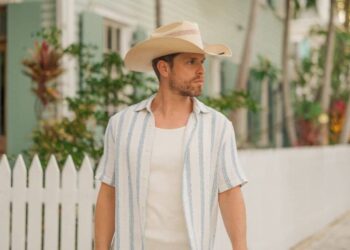 Dustin Lynch; Photo by Jack Owens