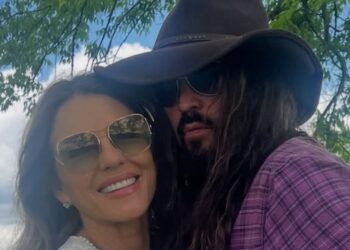 Elizabeth Hurley Talks 'Good Year' Thanks to Boyfriend Billy Ray Cyrus