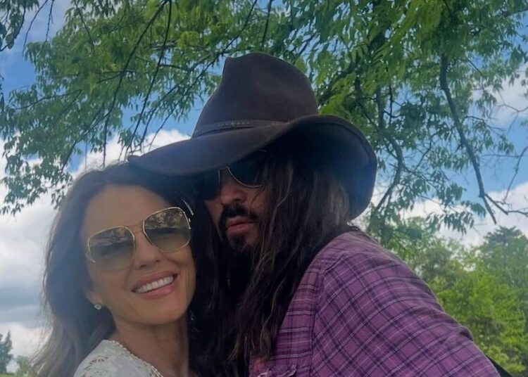Elizabeth Hurley reveals Billy Ray Cyrus dating confession - Celebrity News - Entertainment