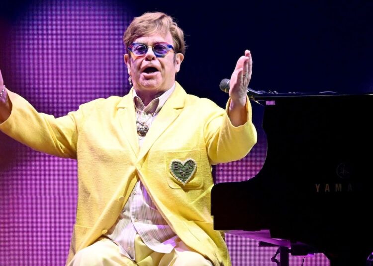 Elton John frightens fans with bedridden hospital pictures