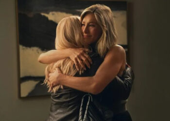 Erin Simkin/Apple TV+ Bradley (Reese Witherspoon) and Alex (Jennifer Aniston) share a hug on 'The Morning Show'