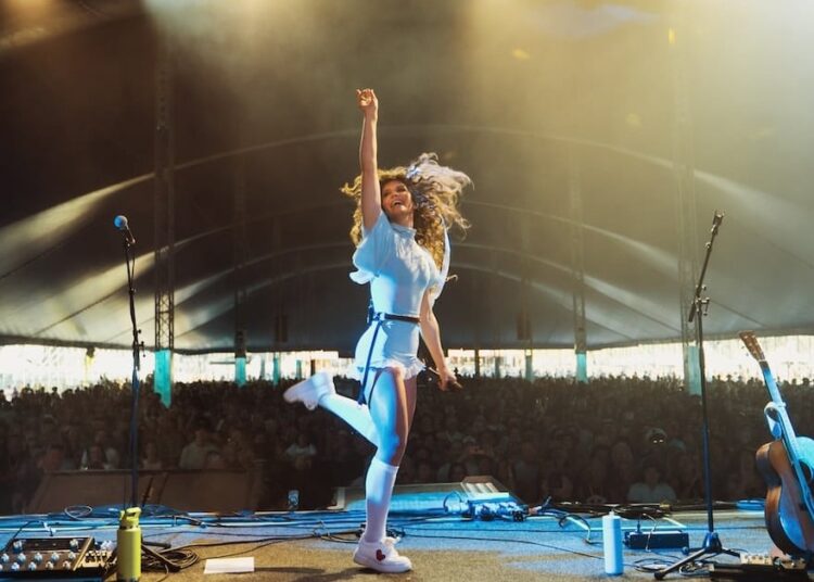Fanny Lumsden Releases New Single 'Look At Me Now'