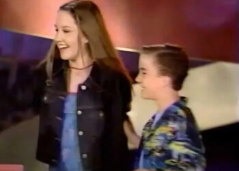 Nickelodeon Frankie Muniz awards Amanda Bynes with Favorite TV Actress as the 2000 Kids' Choice Awards